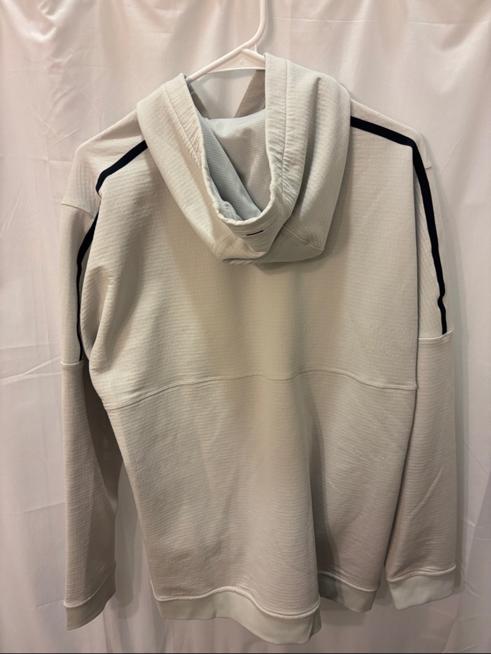 Sun Day Red by Tiger Woods. White Hoodie, size Medium - Picture 5 of 5